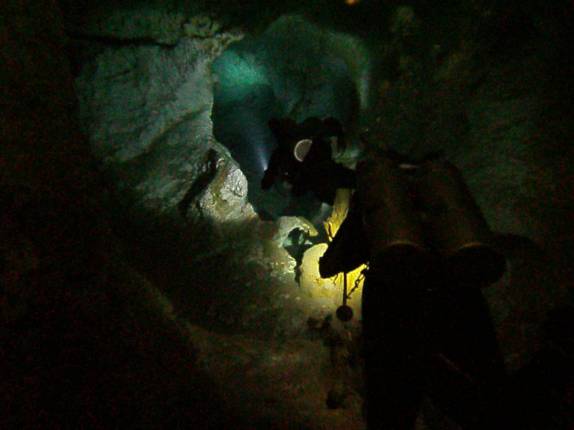 Entrando em caverna lateral do Cenote The Pit, em Tulum, no Yucatán, sul do México